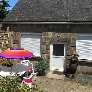 Detached On The Edge Of Town Pluméliau